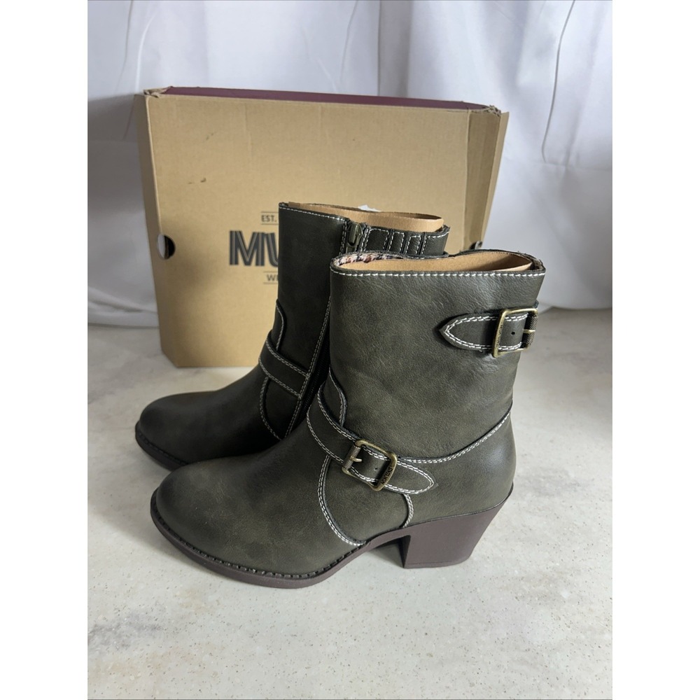 MUK LUKS Yellowstone Yeats Women Green Ankle Bootie Block Heel Boots Size 7.5